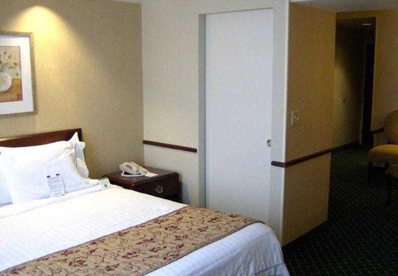 Fairfield Inn & Suites Батлер Номер фото